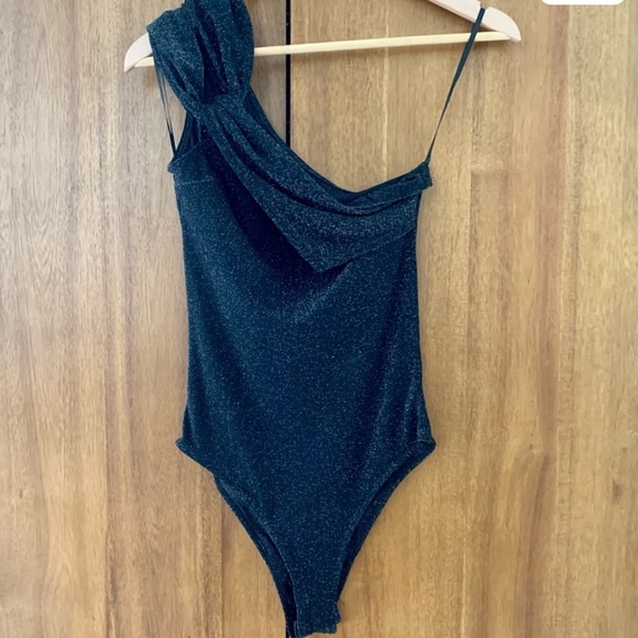 One Shoulder Asymmetrical Glitter Bodysuit XS - Picture 7 of 11